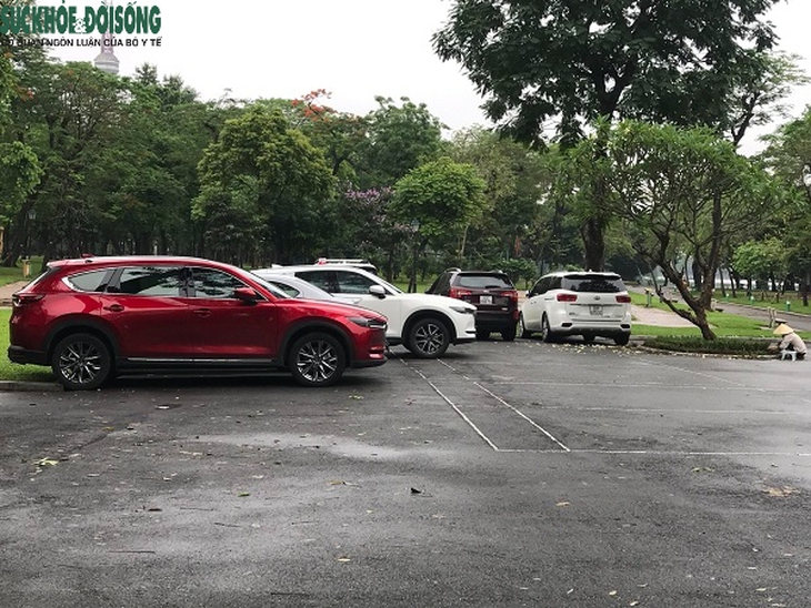 Ngang nhiên “xẻ thịt” công viên Thống Nhất thành bãi xe ? - Ảnh 6.