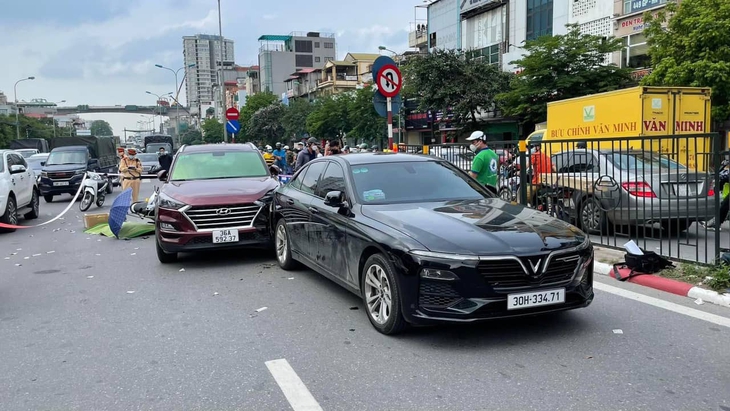 Tông vào đuôi ô tô gặp tai nạn giao thông, người đàn ông đi xe máy tử vong - Ảnh 4. Tông vào đuôi ô tô gặp tai nạn giao thông, người đàn ông đi xe máy tử vong - Ảnh 4.