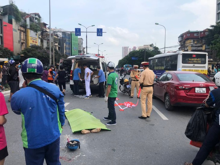 Tông vào đuôi ô tô gặp tai nạn giao thông, người đàn ông đi xe máy tử vong - Ảnh 3. Tông vào đuôi ô tô gặp tai nạn giao thông, người đàn ông đi xe máy tử vong - Ảnh 3.