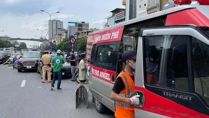 Tông vào đuôi ô tô gặp tai nạn giao thông, người đàn ông đi xe máy tử vong - Ảnh 2. Tông vào đuôi ô tô gặp tai nạn giao thông, người đàn ông đi xe máy tử vong - Ảnh 2.