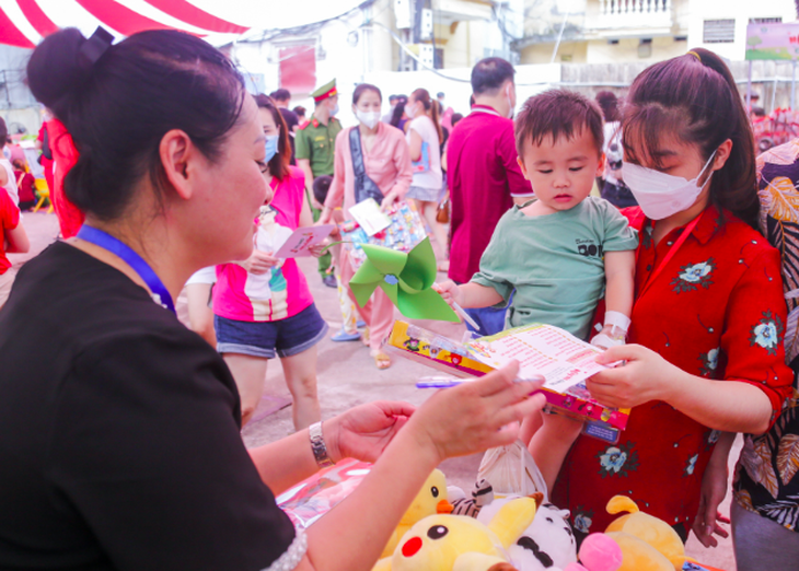 Ngày hội của bé - Mang nụ cười, hạnh phúc tới bệnh nhi - Ảnh 3.