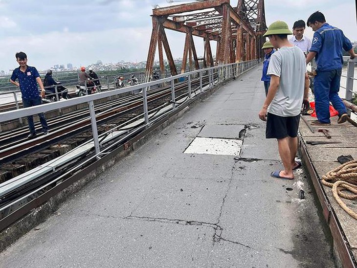 Phát hiện lỗ thủng lớn trên lòng cầu Long Biên - Ảnh 2. Phát hiện lỗ thủng lớn trên lòng cầu Long Biên - Ảnh 2.