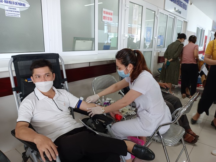Y bác sĩ thu xếp công việc để đi "cho máu" - Ảnh 3.