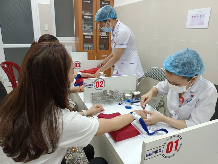 Y bác sĩ thu xếp công việc để đi "cho máu" - Ảnh 2.