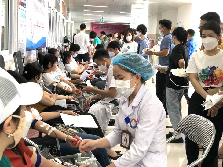 Y bác sĩ thu xếp công việc để đi "cho máu" - Ảnh 1.
