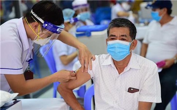Bộ Y tế tiếp tục "thúc" các tỉnh, thành đẩy mạnh tiêm vaccine phòng COVID-19 mũi 3, mũi 4 và tiêm cho trẻ.