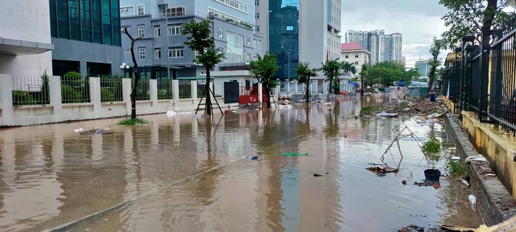 Cây xà cừ bật gốc trong mưa đè vào 1 tô tô trên phố Hàng Chiếu - Ảnh 14. Cây xà cừ bật gốc trong mưa đè vào 1 tô tô trên phố Hàng Chiếu - Ảnh 14.