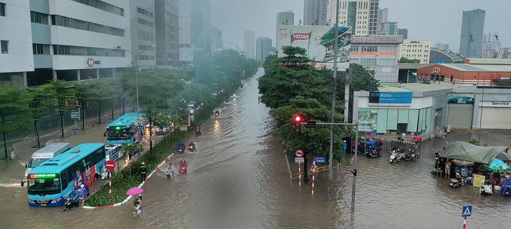 Cây xà cừ bật gốc trong mưa đè vào 1 tô tô trên phố Hàng Chiếu - Ảnh 11. Cây xà cừ bật gốc trong mưa đè vào 1 tô tô trên phố Hàng Chiếu - Ảnh 11.