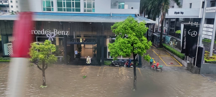 Cây xà cừ bật gốc trong mưa đè vào 1 tô tô trên phố Hàng Chiếu - Ảnh 10. Cây xà cừ bật gốc trong mưa đè vào 1 tô tô trên phố Hàng Chiếu - Ảnh 10.
