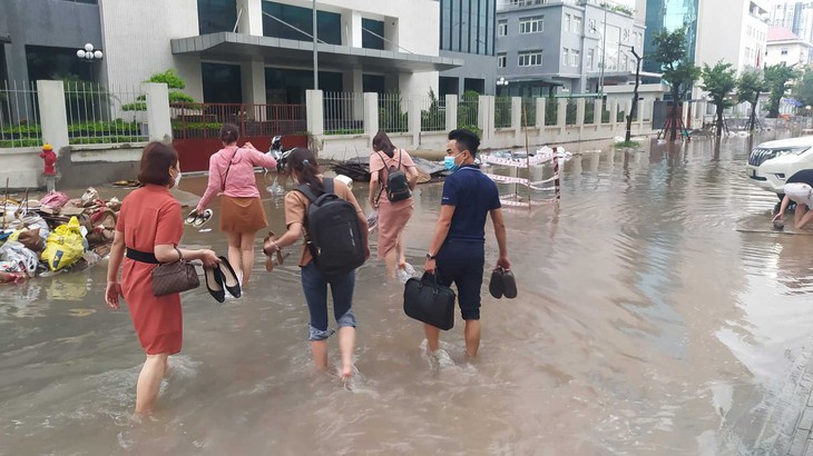 Xà cừ bật gốc đè đầu ô tô; dân Hà Nội bì bõm xắn quần lội nước - Ảnh 12. Xà cừ bật gốc đè đầu ô tô; dân Hà Nội bì bõm xắn quần lội nước - Ảnh 12.