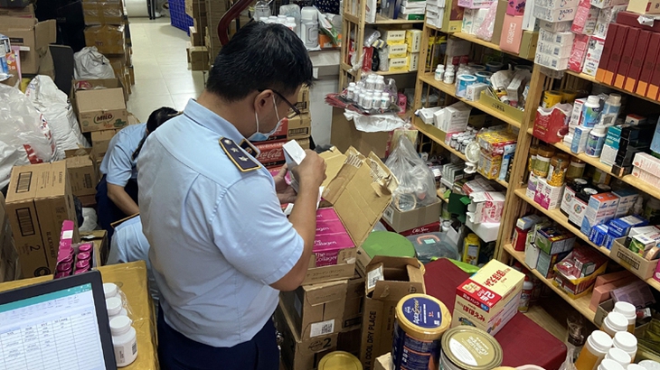 Lực lượng chức năng kiểm tra tại một kho hàng. Ảnh: QLTT TP.HCM Lực lượng chức năng kiểm tra tại một kho hàng. Ảnh: QLTT TP.HCM