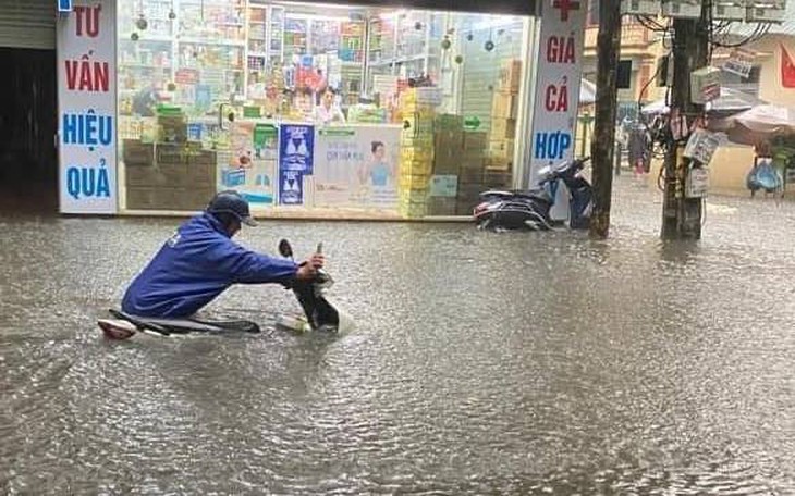 Hà Nội chìm trong biển nước sau trận mưa lớn