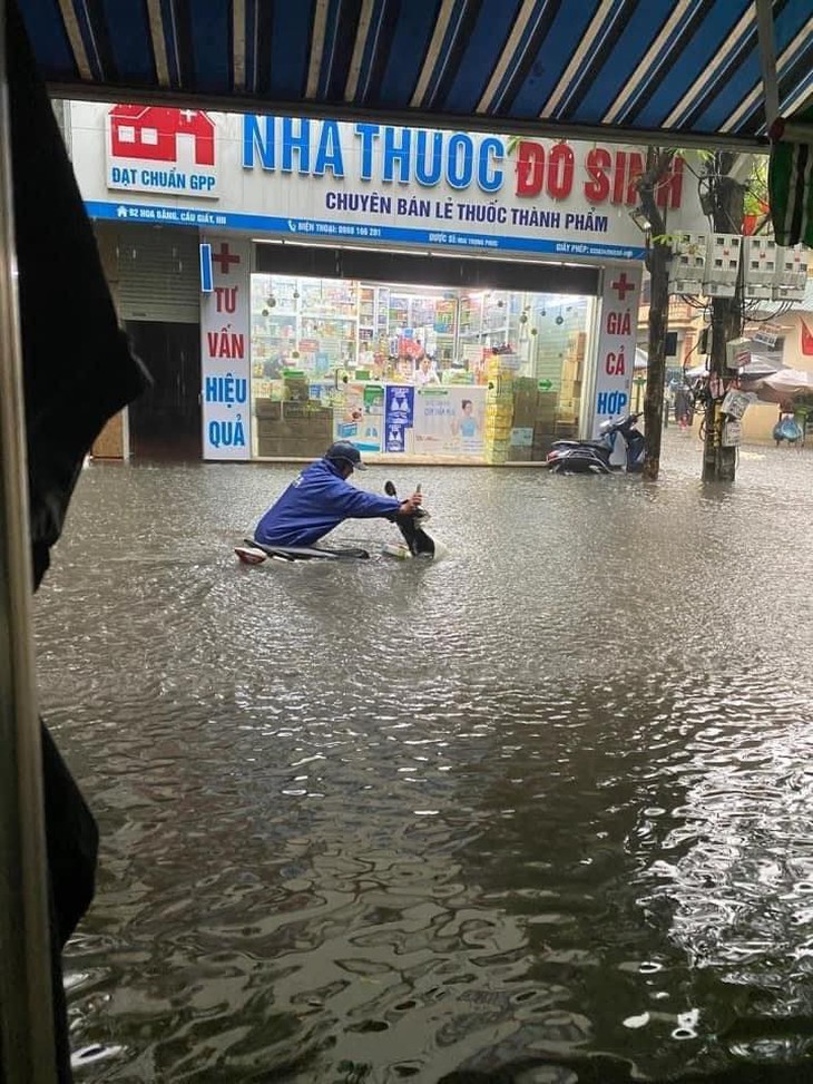 Sau trận mưa lớn, khắp nơi ở Hà Nội chìm trong biển nước - Ảnh 5.