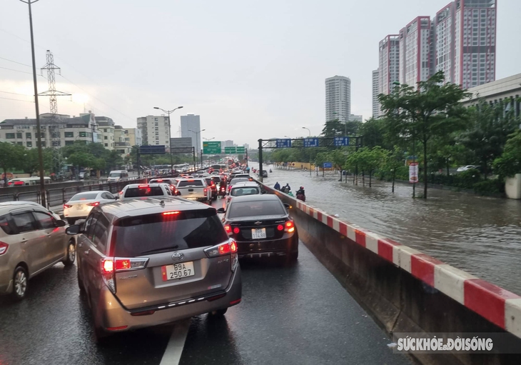 Cây xà cừ bật gốc trong mưa đè vào 1 tô tô trên phố Hàng Chiếu - Ảnh 9. Cây xà cừ bật gốc trong mưa đè vào 1 tô tô trên phố Hàng Chiếu - Ảnh 9.