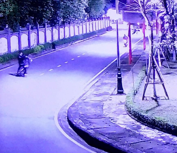 "Bốc đầu" xe trước camera an ninh, 2 thanh niên bị phạt 8 triệu đồng - Ảnh 1.