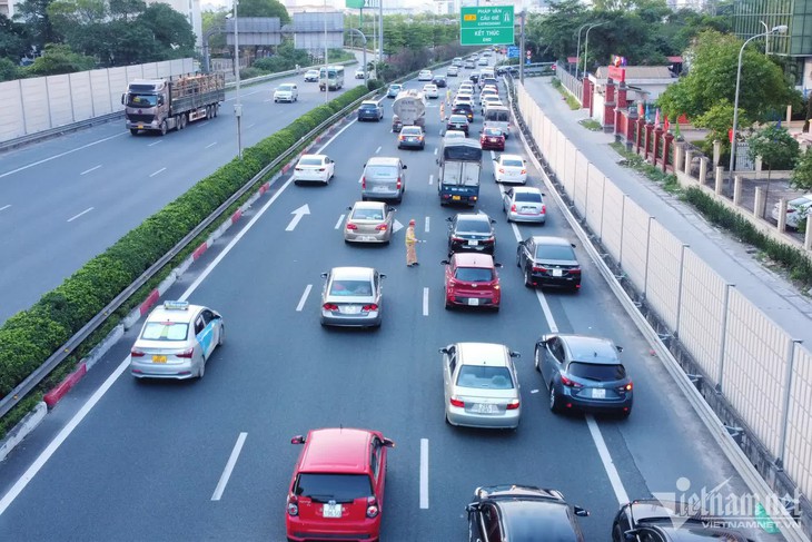 Ngại cảnh tắc đường, người dân trở lại Hà Nội trước 1 ngày vẫn không 'thoát tắc' - Ảnh 8. Ngại cảnh tắc đường, người dân trở lại Hà Nội trước 1 ngày vẫn không 'thoát tắc' - Ảnh 8.