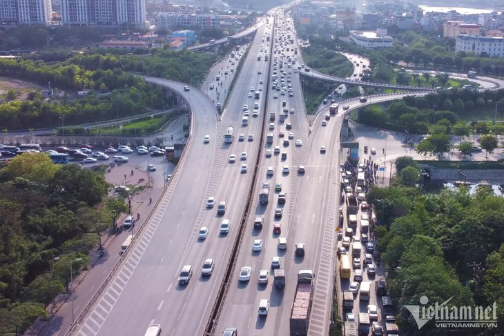 Ngại cảnh tắc đường, người dân trở lại Hà Nội trước 1 ngày vẫn không 'thoát tắc' - Ảnh 3. Ngại cảnh tắc đường, người dân trở lại Hà Nội trước 1 ngày vẫn không 'thoát tắc' - Ảnh 3.