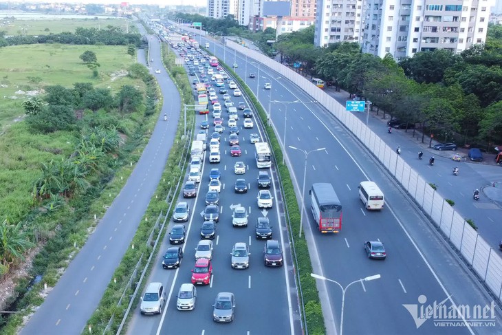Ngại cảnh tắc đường, người dân trở lại Hà Nội trước 1 ngày vẫn không 'thoát tắc' - Ảnh 6. Ngại cảnh tắc đường, người dân trở lại Hà Nội trước 1 ngày vẫn không 'thoát tắc' - Ảnh 6.