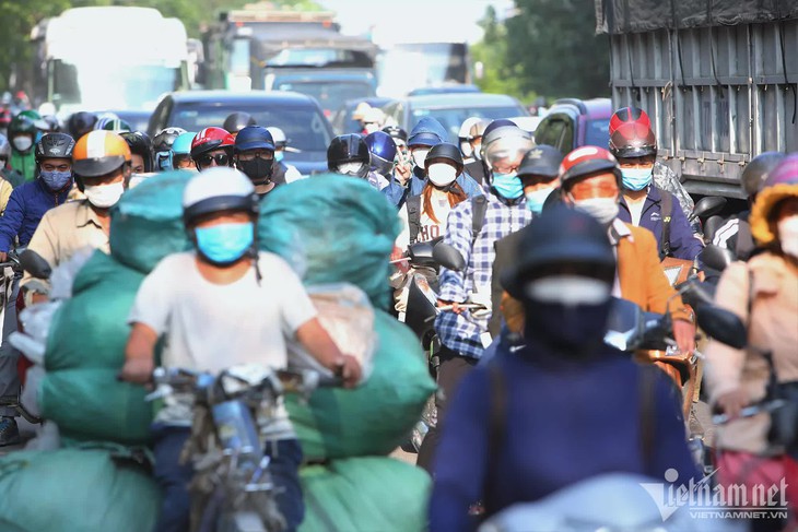 Ngại cảnh tắc đường, người dân trở lại Hà Nội trước 1 ngày vẫn không 'thoát tắc' - Ảnh 1. Ngại cảnh tắc đường, người dân trở lại Hà Nội trước 1 ngày vẫn không 'thoát tắc' - Ảnh 1.