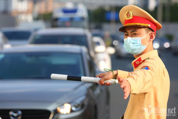 Ngại cảnh tắc đường, người dân trở lại Hà Nội trước 1 ngày vẫn không 'thoát tắc' - Ảnh 7. Ngại cảnh tắc đường, người dân trở lại Hà Nội trước 1 ngày vẫn không 'thoát tắc' - Ảnh 7.