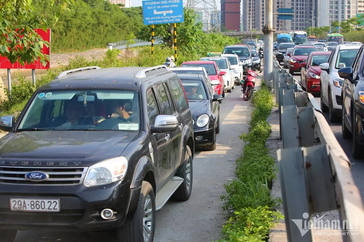 Ngại cảnh tắc đường, người dân trở lại Hà Nội trước 1 ngày vẫn không 'thoát tắc' - Ảnh 5. Ngại cảnh tắc đường, người dân trở lại Hà Nội trước 1 ngày vẫn không 'thoát tắc' - Ảnh 5.