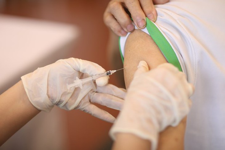 Bộ Y tế phản hồi gì về "hỗ trợ điều chuyển vaccine phòng COVID-19 chưa sử dụng cho các địa phương khác" của 4 tỉnh, thành? - Ảnh 1. Bộ Y tế phản hồi gì về "hỗ trợ điều chuyển vaccine phòng COVID-19 chưa sử dụng cho các địa phương khác" của 4 tỉnh, thành? - Ảnh 1.