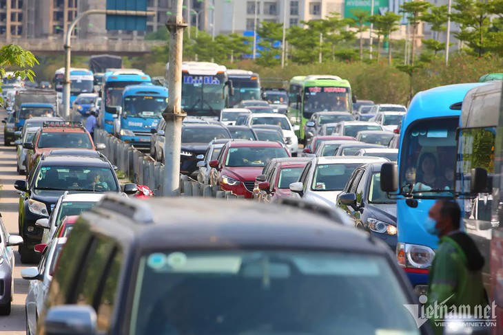Ngại cảnh tắc đường, người dân trở lại Hà Nội trước 1 ngày vẫn không 'thoát tắc' - Ảnh 4. Ngại cảnh tắc đường, người dân trở lại Hà Nội trước 1 ngày vẫn không 'thoát tắc' - Ảnh 4.