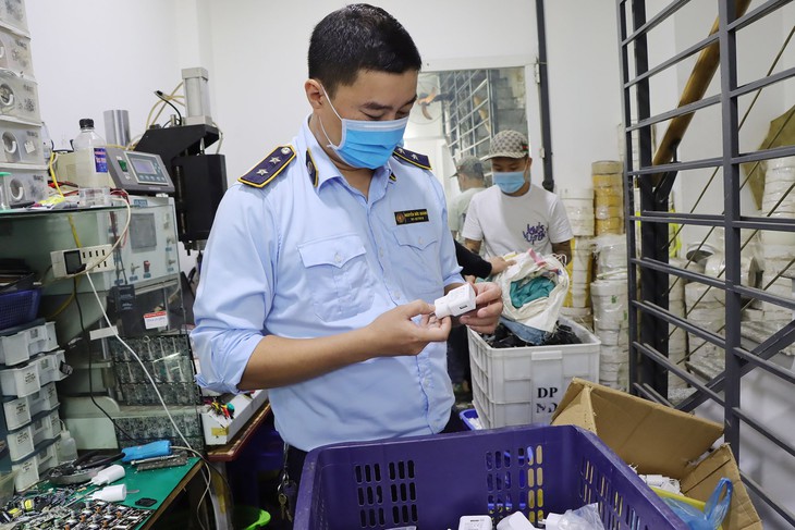 Lực lượng quản lý thị trường Hà Nội triệt phá cơ sở gia công, lắp ráp,  sạc điện thoại giả nhãn hiệu chính hãng
