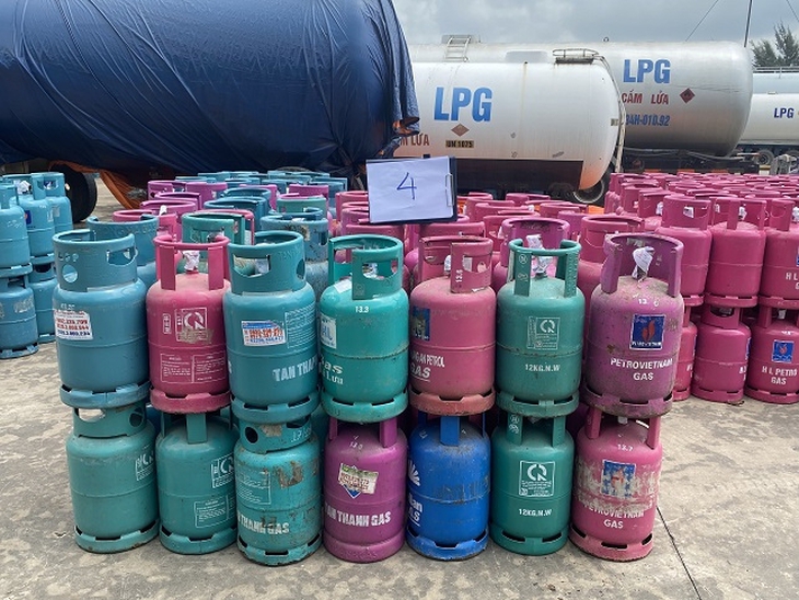 Phát hiện công ty sang chiết gas số lượng lớn giả tem mác thương hiệu - Ảnh 1.