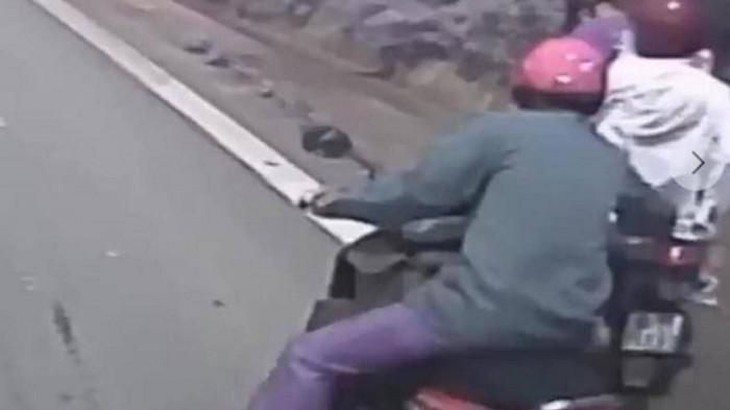 Khoảnh khắc nghẹt thở giải cứu 3 người đi xe máy mất phanh khi đổ đèo Tam Đảo - Ảnh 2. Khoảnh khắc nghẹt thở giải cứu 3 người đi xe máy mất phanh khi đổ đèo Tam Đảo - Ảnh 2.