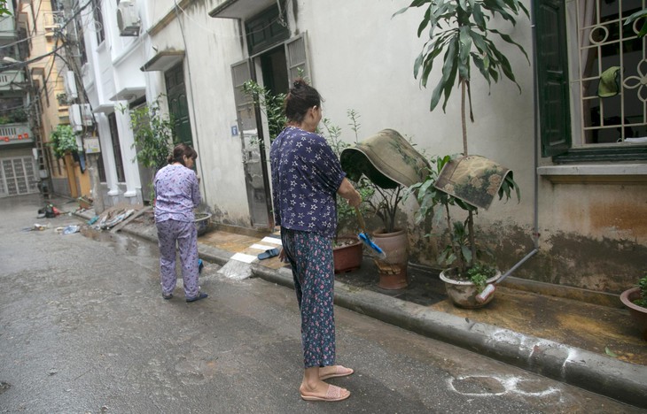 Người dân Hà Nội tất bật dọn dẹp nhà cửa sau trận mưa lớn chiều qua - Ảnh 6. Người dân Hà Nội tất bật dọn dẹp nhà cửa sau trận mưa lớn chiều qua - Ảnh 6.