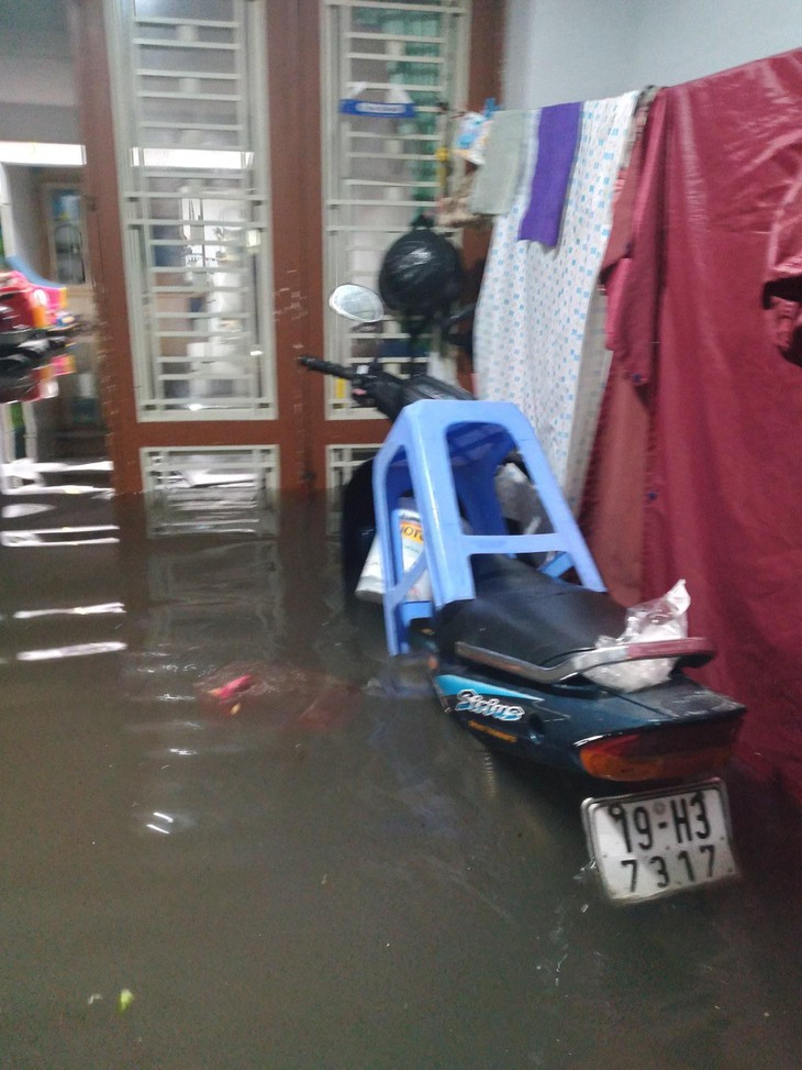Người dân Hà Nội tất bật dọn dẹp nhà cửa sau trận mưa lớn chiều qua - Ảnh 1. Người dân Hà Nội tất bật dọn dẹp nhà cửa sau trận mưa lớn chiều qua - Ảnh 1.