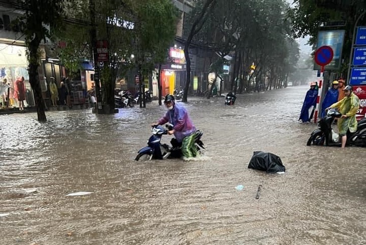 Chuyên gia khí tượng nói về nguyên nhân đợt mưa lớn lịch sử ở Hà Nội - Ảnh 2. Chuyên gia khí tượng nói về nguyên nhân đợt mưa lớn lịch sử ở Hà Nội - Ảnh 2.