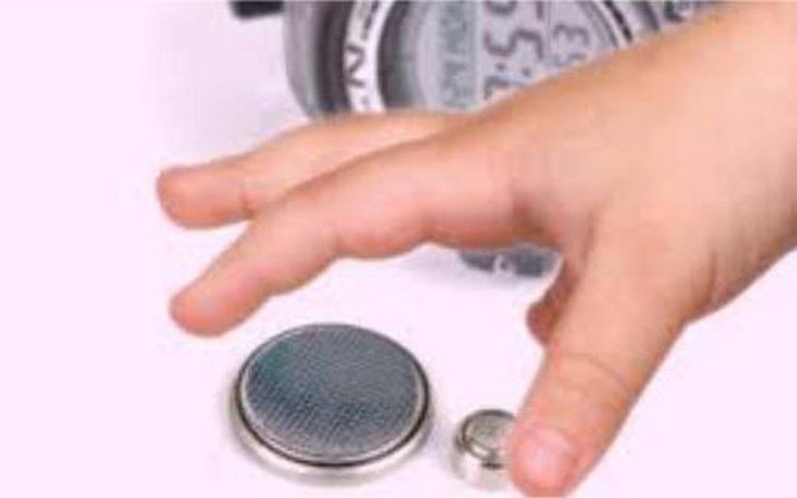Trẻ nuốt phải pin cúc áo có thể gây chấn thương đường thở nghiêm trọng