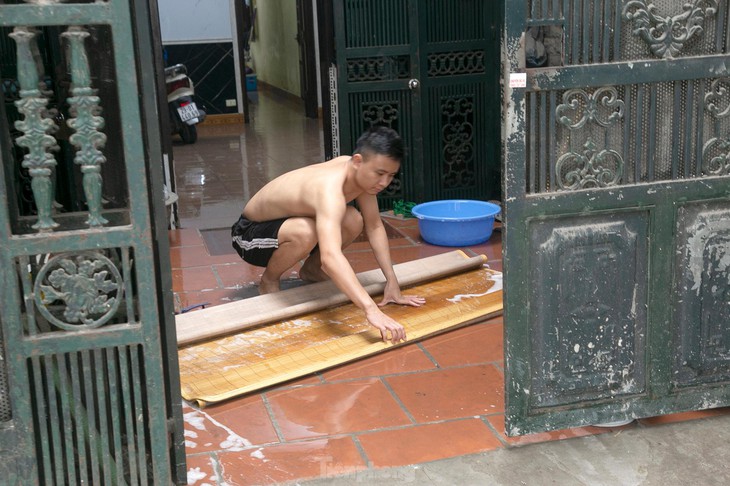 Người dân Hà Nội tất bật dọn dẹp nhà cửa sau trận mưa lớn chiều qua - Ảnh 4. Người dân Hà Nội tất bật dọn dẹp nhà cửa sau trận mưa lớn chiều qua - Ảnh 4.