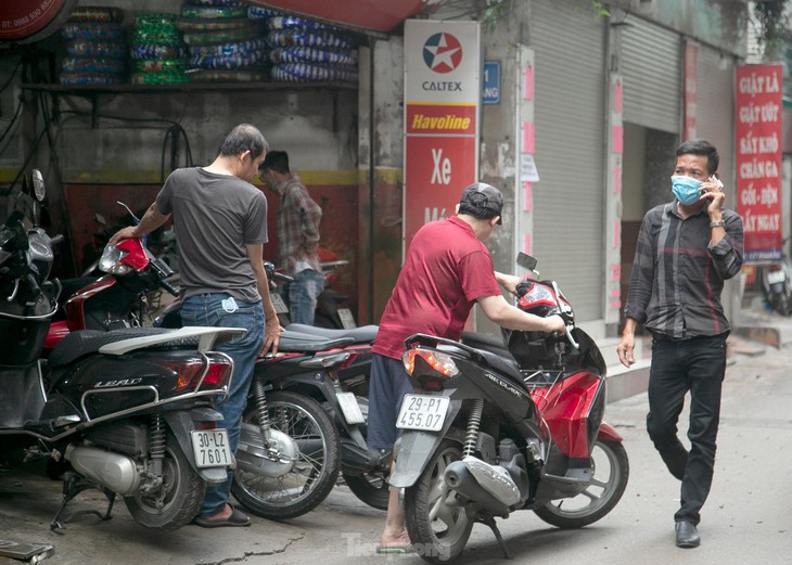 Người dân Hà Nội tất bật dọn dẹp nhà cửa sau trận mưa lớn chiều qua - Ảnh 5. Người dân Hà Nội tất bật dọn dẹp nhà cửa sau trận mưa lớn chiều qua - Ảnh 5.