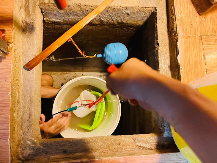 Người dân Hà Nội tất bật dọn dẹp nhà cửa sau trận mưa lớn chiều qua - Ảnh 2. Người dân Hà Nội tất bật dọn dẹp nhà cửa sau trận mưa lớn chiều qua - Ảnh 2.