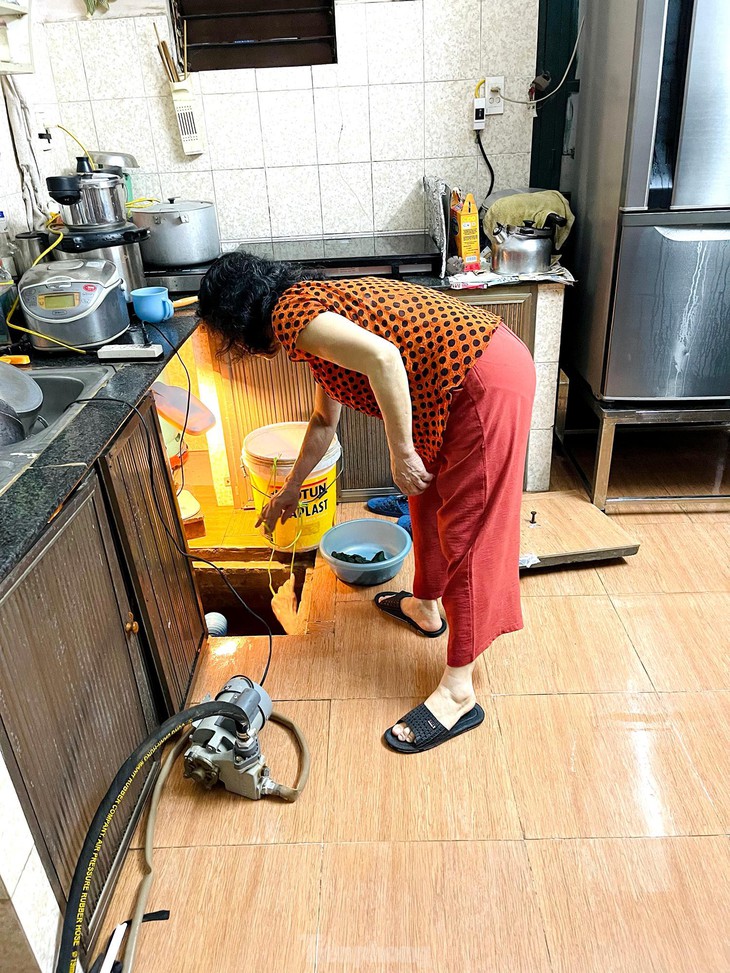Người dân Hà Nội tất bật dọn dẹp nhà cửa sau trận mưa lớn chiều qua - Ảnh 3. Người dân Hà Nội tất bật dọn dẹp nhà cửa sau trận mưa lớn chiều qua - Ảnh 3.