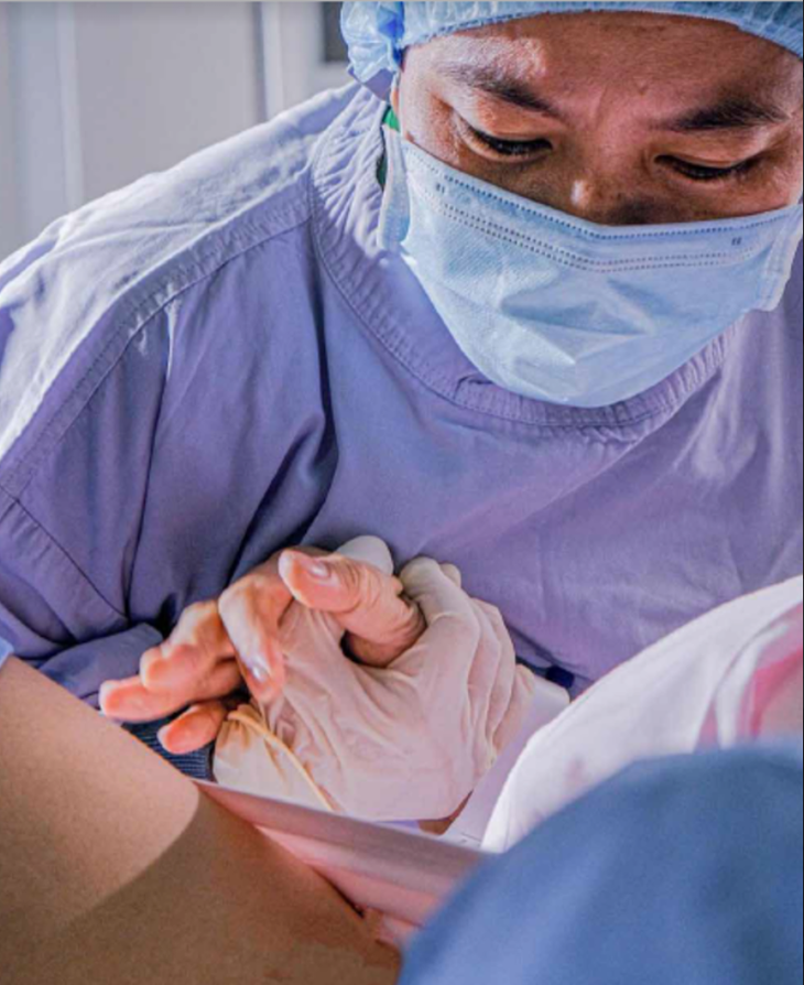 Ra mắt sách ảnh "Những đóa hoa kiên cường - chuyện nghề điều dưỡng" trong cuộc chiến chống dịch COVID-19 - Ảnh 2. Ra mắt sách ảnh "Những đóa hoa kiên cường - chuyện nghề điều dưỡng" trong cuộc chiến chống dịch COVID-19 - Ảnh 2.