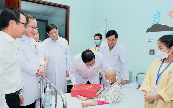 Thủ tướng thăm, tặng quà các bệnh nhi dịp Quốc tế thiếu nhi 1/6