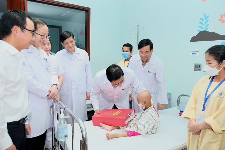 Thủ tướng thăm, tặng quà các bệnh nhi dịp Quốc tế thiếu nhi 1/6 - Ảnh 1.
