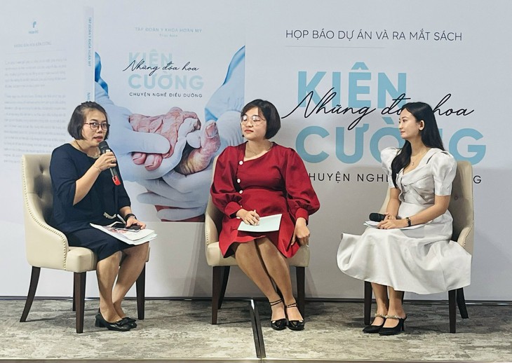 Ra mắt sách ảnh "Những đóa hoa kiên cường - chuyện nghề điều dưỡng" trong cuộc chiến chống dịch COVID-19 - Ảnh 1. Ra mắt sách ảnh "Những đóa hoa kiên cường - chuyện nghề điều dưỡng" trong cuộc chiến chống dịch COVID-19 - Ảnh 1.