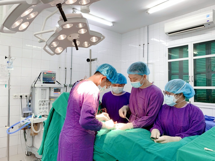 Vỡ tinh hoàn khi đá bóng, nam thanh niên nhập viện gấp - Ảnh 1.