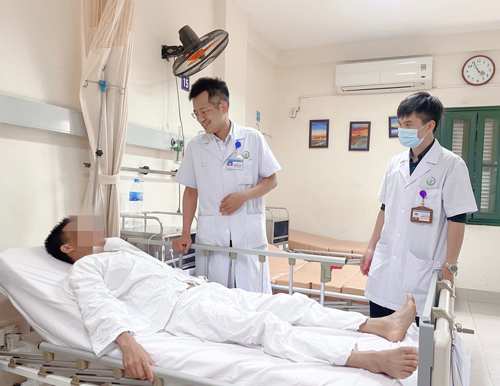 Vỡ tinh hoàn khi đá bóng, nam thanh niên nhập viện gấp - Ảnh 3.