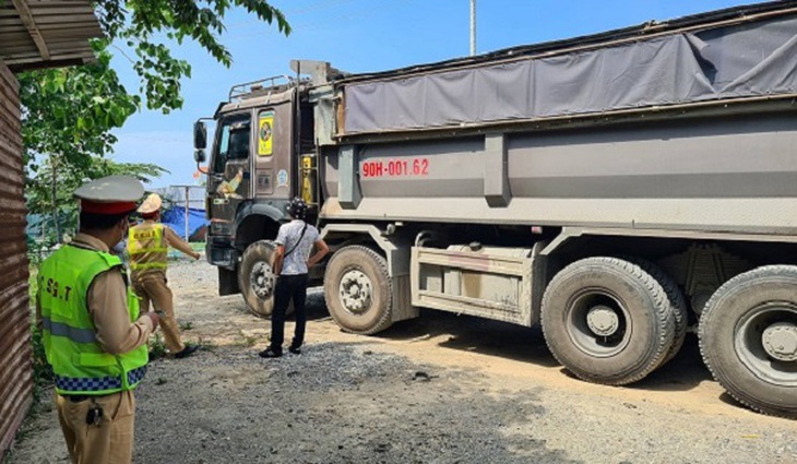 Phạt 7 triệu đồng tài xế xe "hổ vồ" không nhường đường đoàn xe ưu tiên - Ảnh 2. Phạt 7 triệu đồng tài xế xe "hổ vồ" không nhường đường đoàn xe ưu tiên - Ảnh 2.