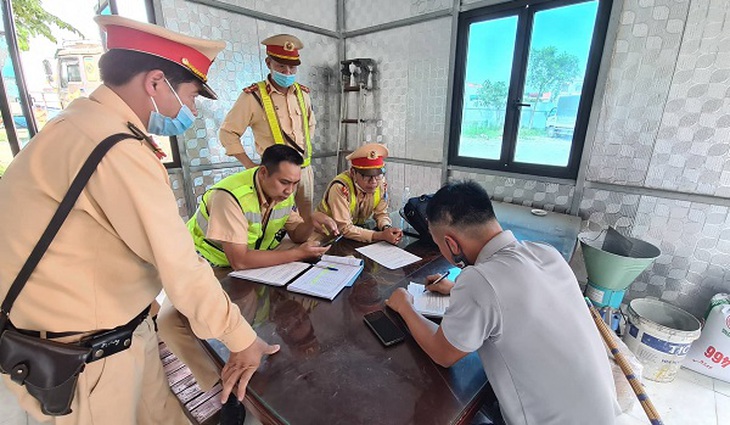 Phạt 7 triệu đồng tài xế xe "hổ vồ" không nhường đường đoàn xe ưu tiên - Ảnh 3. Phạt 7 triệu đồng tài xế xe "hổ vồ" không nhường đường đoàn xe ưu tiên - Ảnh 3.