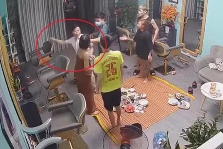 Diễn biến mới vụ Phó trưởng công an phường ở Cao Bằng nửa đêm xông vào nhà tát, đẩy người phụ nữ - Ảnh 2. Diễn biến mới vụ Phó trưởng công an phường ở Cao Bằng nửa đêm xông vào nhà tát, đẩy người phụ nữ - Ảnh 2.