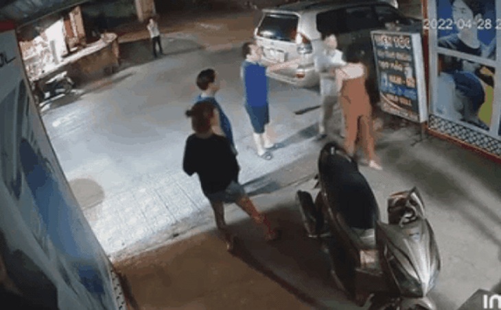 Diễn biến mới vụ Phó trưởng công an phường ở Cao Bằng nửa đêm xông vào nhà tát, đẩy người phụ nữ - Ảnh 3. Diễn biến mới vụ Phó trưởng công an phường ở Cao Bằng nửa đêm xông vào nhà tát, đẩy người phụ nữ - Ảnh 3.