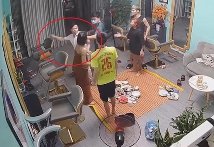 Vụ phó trưởng công an phường đánh phụ nữ: Người quen nhờ giúp, đi xe riêng đến địa điểm xô xát - Ảnh 1.