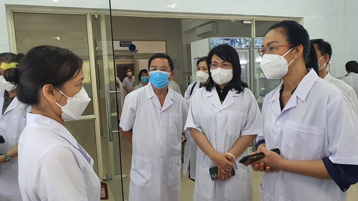 Thăm, tặng quà người lao động là nhân viên y tế có hoàn cảnh khó khăn mắc bệnh nghề nghiệp - Ảnh 2.